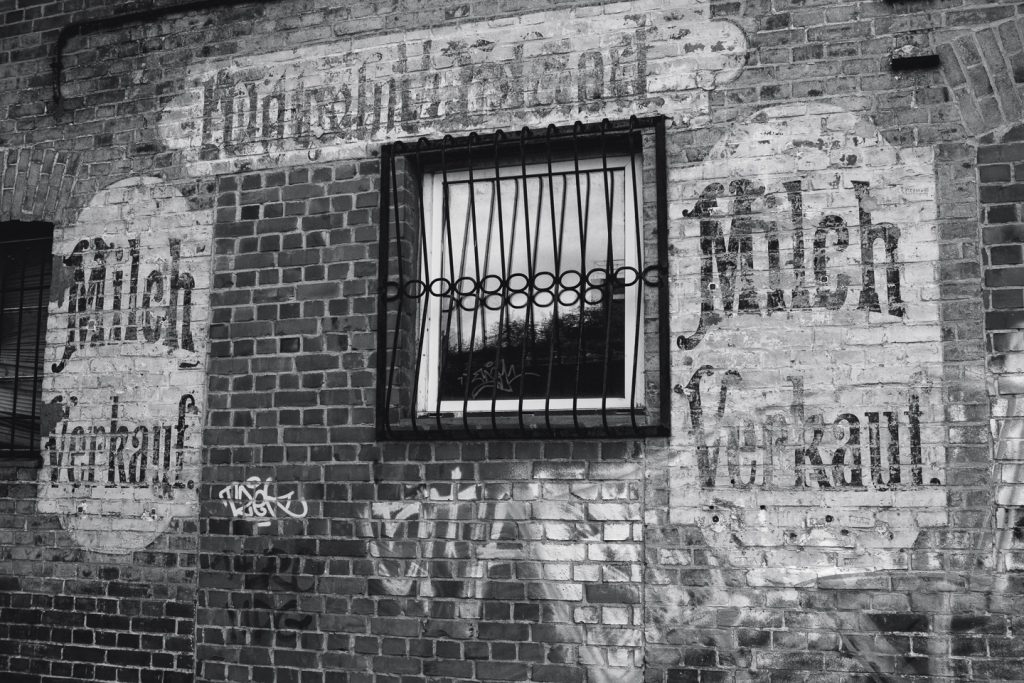 Tag 10 - Vergangenheit - Ich habe ein Treffen mit einem sehr guten Freund dafür genutzt, um auf Motivsuche zugehen und bin bewusst zu Fuß unterwegs gewesen. Vereinzelt gibt es wirklich wunderbare Überbleibsel aus der Vergangenheit in Berlin. Wie zum Beispiel dieser alter Milch Verkauf, es lohnt sich also mit offenen Augen durch die Straßen zu laufen. #brillski365 #tag10 #past #old #berlin #photography #blackandwhitephotography #blackandwhite #lichtsistallespresets #igers #dirkbrillski #photooftheday #365project #diewocheaufinstagram