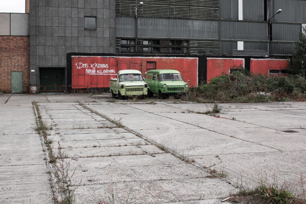 Tag 14 - Des Kaisers neue Kleider #brillski365 #tag14 #berlin #spree #spreeufer #kieztour #oldcars #cars #vintage #green #red #reportage #photography #lichtsistallespresets #igers #dirkbrillski #photooftheday #365project #diewocheaufinstagram