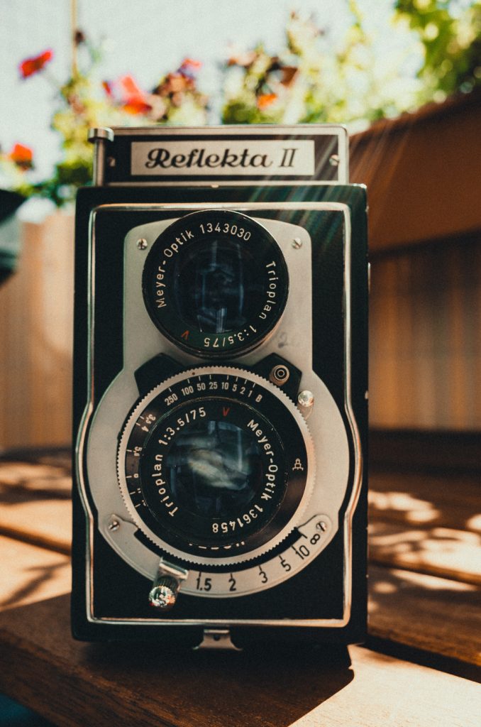 Tag 7 - Reflekta II - Die analoge Familie hat heute Zuwachs bekommen. Ich konnte beim heutigen Flohmarktbesuch einfach nicht an ihr vorbeigehen. Aber der Spiegel muss noch getauscht werden und ist auch schon bestellt. Fehlt nur noch der 120er Film ;) #brillski365 #tag7 #reflekta #reflekta2 #analogfotografie #analogphotography #photography #lichtsistallespresets #igers #dirkbrillski #photooftheday #365project #diewocheaufinstagram