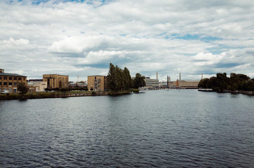 Tag 10 - Industrielandschaft - "Die Industrielandschaft Schöneweide ist für die Elektropolis Berlin 'nicht weniger charakteristisch – und nicht weniger wichtig – als die Museumsinsel für Spree-Athen." - Prof. Dr. Norbert Huse #brillski365 #tag10 #industiral #industrie #old #berlin #city #berlincity #photography #reportage #lichtsistallespresets #igers #dirkbrillski #photooftheday #365project #diewocheaufinstagram