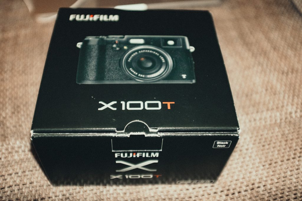 Tag 54 - Goodbye Ricoh GR, welcome Fuji X100T // TToday i changed my second camera from Ricoh GR to the X100T. I missed the Rangefinder on the Ricoh GR so much and after some talks with my special friend @lichtistalles i decided to change sites and it´s gorgeous! In the very first seconds the #X100T drawn me into her spell. I think I will have a lot of fun with the x100T, thanks Sasche!