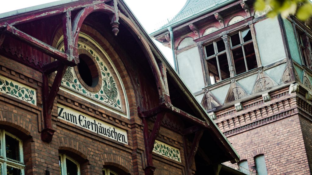 Tag 37 - Zum Eierhäuschen // Zu seiner Blütezeit war das „Eierhäuschen“ ein beliebtes und nicht unbedeutendes Berliner Ausflugslokal, dessen Anfang auf eine kleine Schifferkneipe zurückgeführt wird, die in den 20er Jahren des 19. Jahrhunderts auf dem ehemaligem Gutsacker hinter dem Kienwerder aus dem Wächterhäuschen, einer Holzablage an der Spree, entstand.