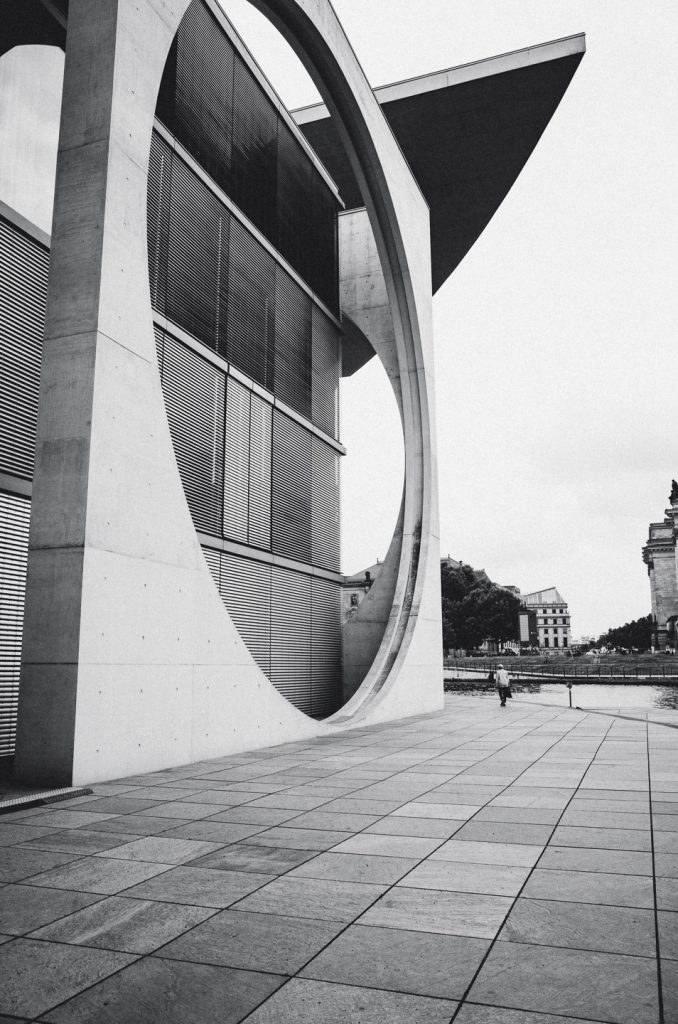 Tag 46 - Berlin Kanzleramt inspired by @lichtistalles // "Das gegenwärtig zur Verfügung stehende Personal ist nicht sonderlich geeignet, gemeinsam zu regieren, weil beide Seiten nicht ausreichend wissen, was sie eigentlich wollen." (Helmut Schmidt In der "Zeit" zur Frage einer großen Koalition aus Union und SPD, 2005) - Irgendwie immer noch aktuell die Aussage...