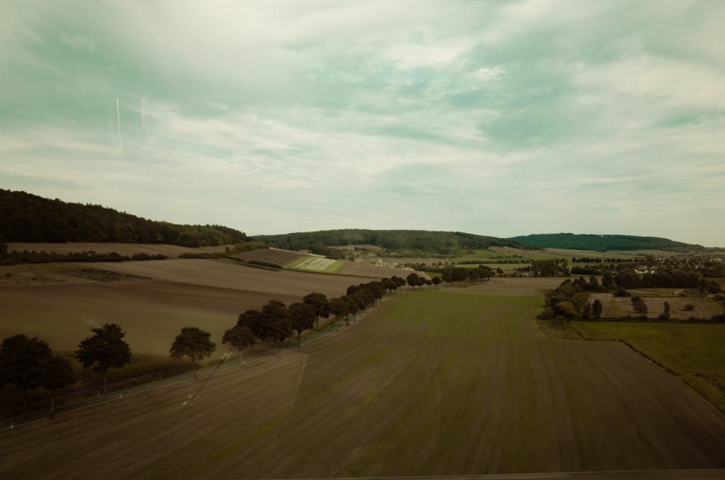Tag 47 - Felder // Da ich heute beruflich mit dem Zug unterwegs war, musste ich auf die kleine Ricoh GR zurückgreifen. Bei mehreren Stunden Zugfahrt habe ich die Not einfach zur Tugend gemacht und ein paar "Drive-by-Shooting" Aufnahmen gemacht. Daher war das Motto für diesen Tag: Landschaften ;)