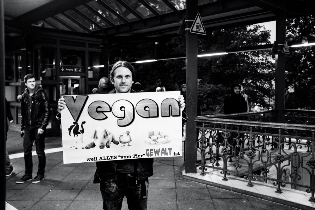 Tag 74 - BLN Vegan // Manchmal muss man auch einfach ein wenig Glück haben und dann entstehen solche Bilder. Ich hatte den Herren schon in der S-Bahn wahrgenommen, hatte aber leider durch die vielen Menschen keine freie Sicht. Als der Mann dann ausstieg blieb er kurz stehen, ich hob meine Kamera und er lächelte nach einen kurzen Blickkontakt sogar ein wenig in die Kamera.