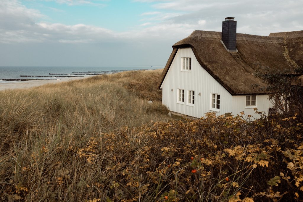 Tag 88 - Ahrenshoop // Wer den Ahrenshooper Strand betritt, dem bietet sich beim Blick nach Norden dieses schöne Bild, an dem man einfach nicht vorbei gehen kann ohne ein Foto zu machen. Das weiße Haus mit dem Reetdach direkt am Strand ist einfach nur idyllisch.