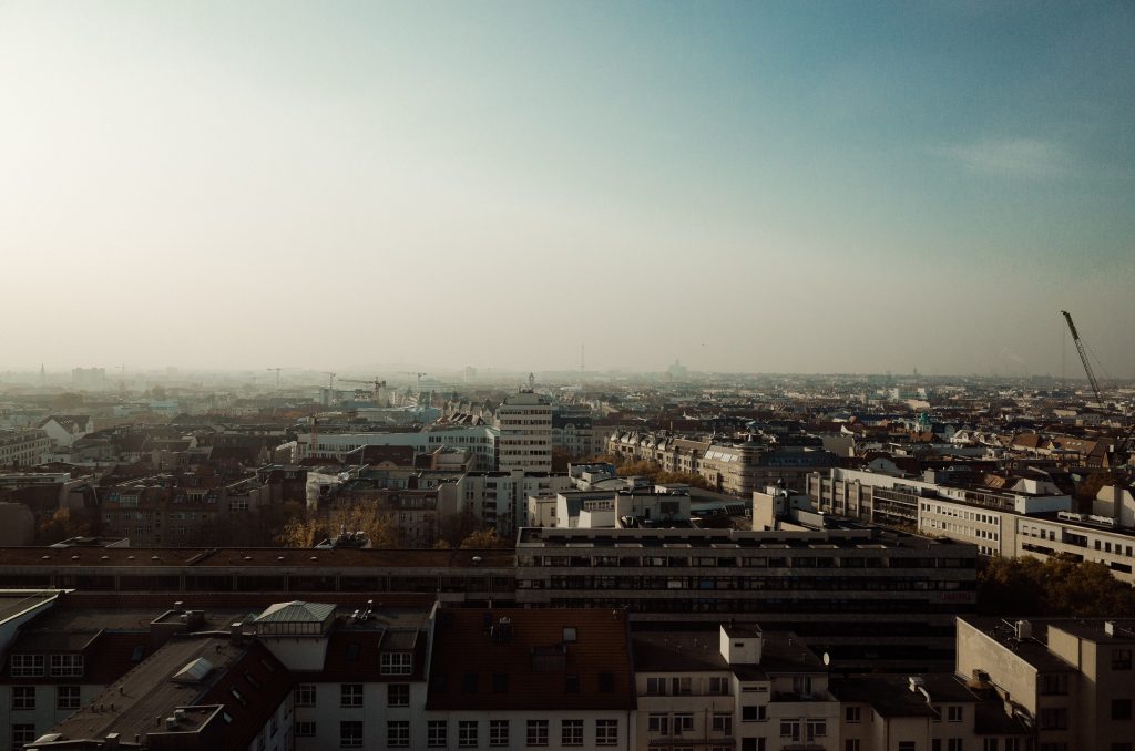 Tag 101 - Berlin Ku'Damm // „Die Berliner sind unfreundlich und rücksichtslos, ruppig und rechthaberisch, Berlin ist abstoßend, laut, dreckig und grau, Baustellen und verstopfte Straßen, wo man geht und steht – aber mir tun alle Menschen leid, die nicht hier leben können!“ - Anneliese Bödecke