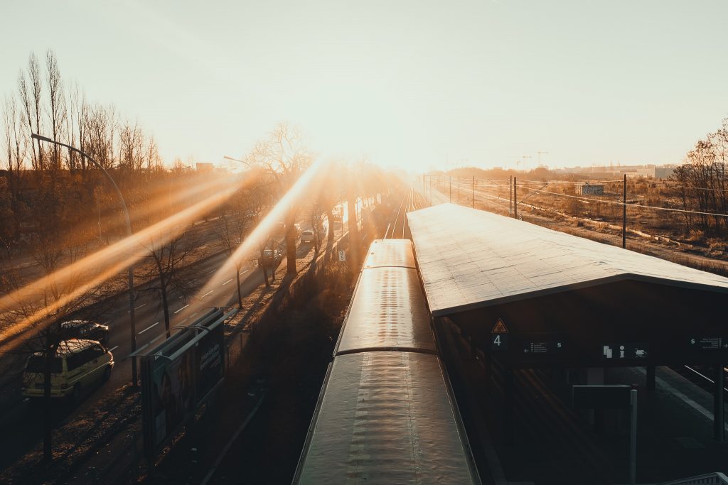 Tag 129 - Sonnenstrahlen // "Gleich wie die Sonne, damit sie aufgehe, nicht auf Gebet oder Beschwörung harrt, sondern einfach scheinet und den Menschen mit Freuden empfangen wird: also sollst auch du nicht auf Beifall, Anklopfen und Lob warten, damit du Wohltaten erzeigest. Tue sie freiwillig, so wirst du auch wie die Sonne geliebt." - Epkitet