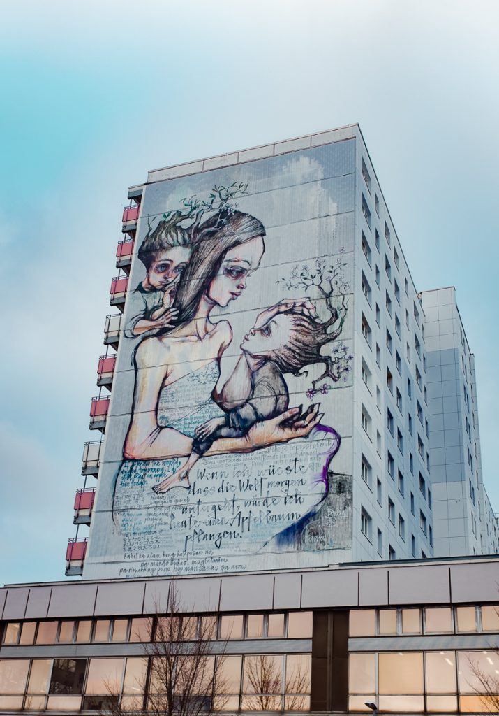 Tag 169 - Streetart // „Wenn ich wüsste, dass morgen die Welt unterginge, würde ich heute noch ein Apfelbäumchen pflanzen“, soll Martin Luther einst gesagt haben. Dieser Satz ziert auch dieses Bild welches ich heute entdeckt habe.