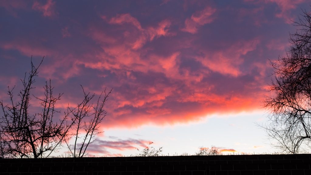 Tag 170 - Abenddämmerung // „Abenddämmerung. Die sinkende Sonne bringt Wolken zum Leuchten.“ - Ernst Ferstl