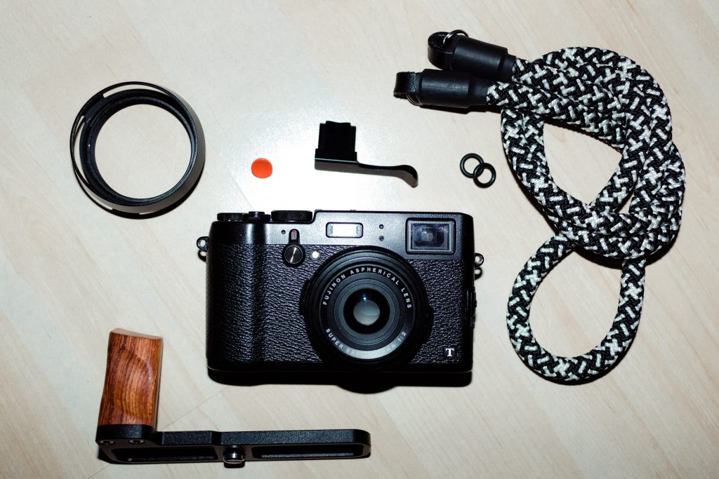 Tag 156 - Pimp your X100T // “Die beste Kamera ist gerade die, die man dabei hat." - Eliott Erwitt. Meine Wahl viel danke eines sehr guten Freundes auf die X100T. Habe ich diesen Kauf bereut, definitiv nicht. Sie begleitet ab sofort mein Projekt #brillski365 und damit ich das gute Stück nicht mehr aus der Hand legen mag, habe ich ihr ein paar Sonderausstattungen spendiert. Ein schickes Auto mit Sonderausstattung macht schließlich auch mehr Spaß ;)