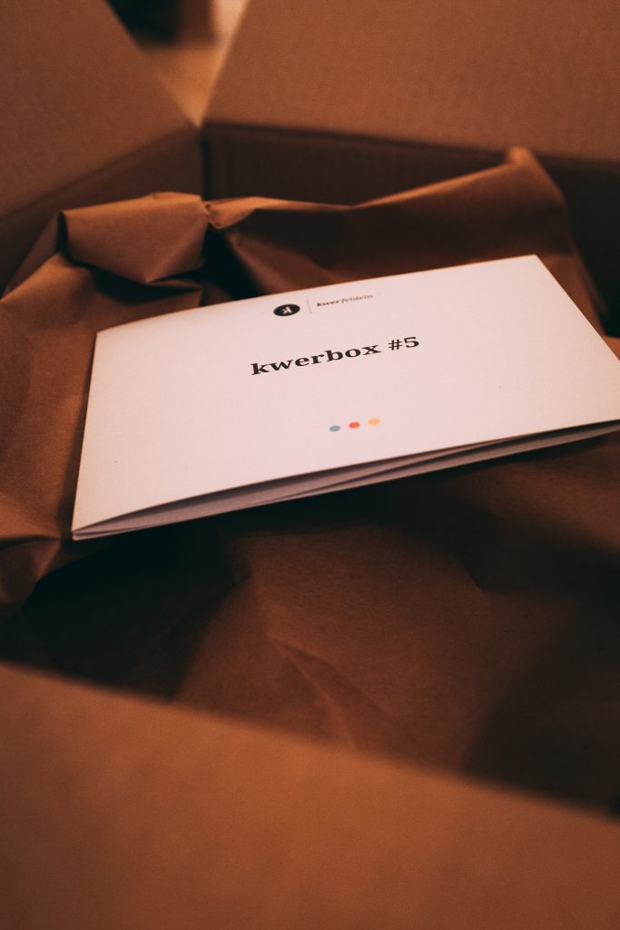 Tag 201 - Ein Kise voll Inspiration // "Laß dich nicht davon abbringen, was du unbedingt tun willst. Wenn Liebe und Inspiration vorhanden sind, kann es nicht schiefgehen." - Ella Fitzgerald // Heute ist die kwerbox Nr. 5 bei mir eingetroffen und ich bin wieder begeistert. Leider habe ich die vierte Box verpasst gehabt, aber diesal hatte ich wieder Glück. @kwerfeldein Ihr habt mal wieder tolle Box zusammengestellt. Schaut doch mal bei kwerfeldein vorbei, ein wirklich tolles Online-Magazin für Fotografie! Ein kurzer Bericht zum Inhalt der Box gibt es demnächst auf meinen Blog. HAbt noch einen schönen Abend!