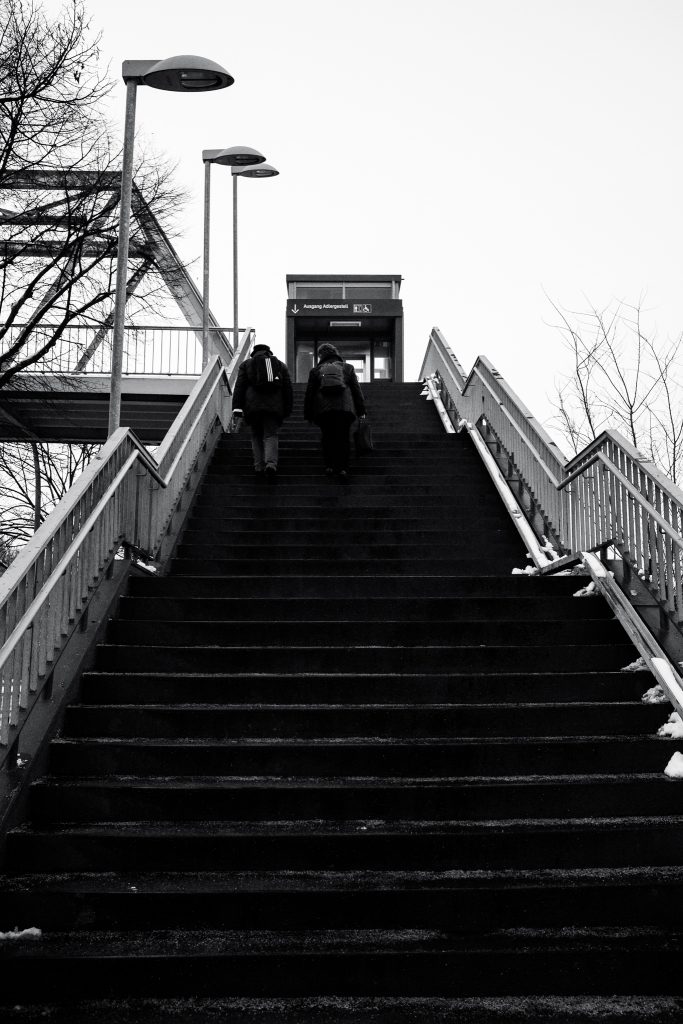 Tag 185 - Treppe // „Langsam Schritt für Schritt die Treppe weiter hinauf! Wahrlich die Welt bietet nicht solch ein Übermaß von Genüssen, daß man sie in Sprüngen überfliegen dürfte. Und ist nicht jede Stufe, die man aufwärts steigend betritt, ein Glück? Und ist nicht der Treppenabsatz, auf dem man einen Moment still hält und sich nochmals faßt, eine Seligkeit?“ - Wilhelm Raabe