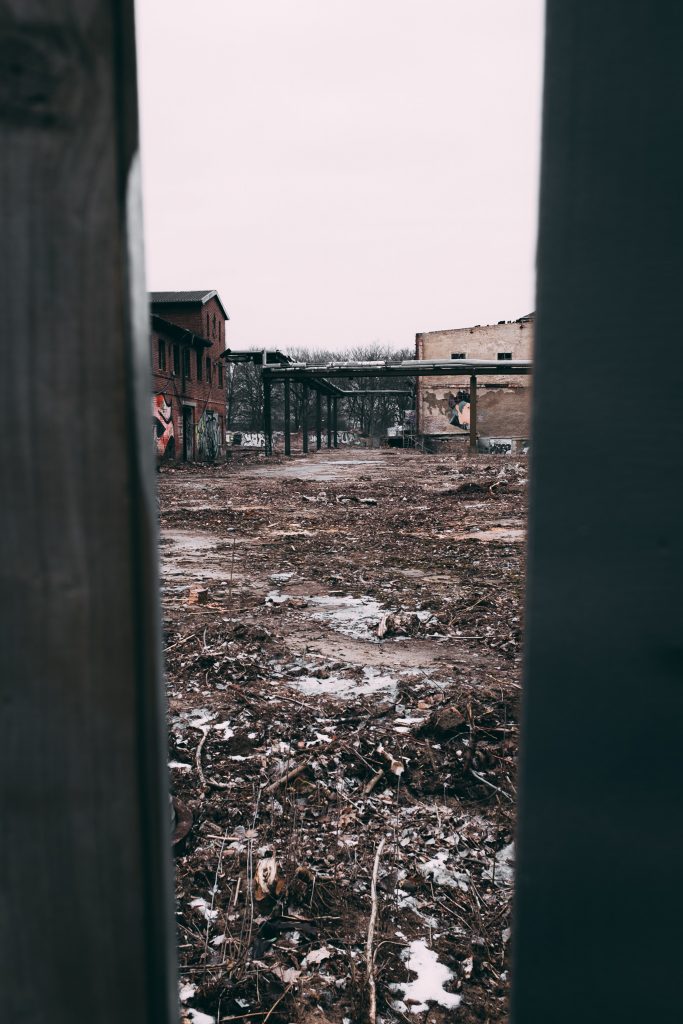 Tag 198 - Durchblick // "Baue einen Zaun um die Thora. Unterscheide zwischen zeitbedingter und zeitloser Wahrheit; wage es, die eine zu verändern und die andere zu bewahren." - Talmud #brillski365 #tag1978 #streetart #motivation #quote #photography #igers #igersgermany #ig_berlincity #ig_worldclub #dirkbrillski #photooftheday #365project #diewocheaufinstagram #fujifilm #fujix100t #x100t #ig_germany  #ig_photooftheday #instagood #instamood #urban #urbanandstreet #streetphotography #street